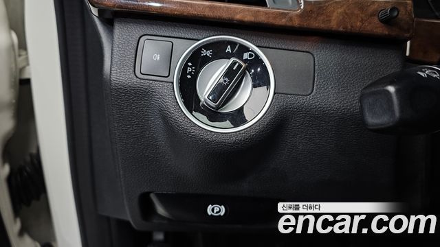 Mercedes-Benz E-Class 2011 — photo 14