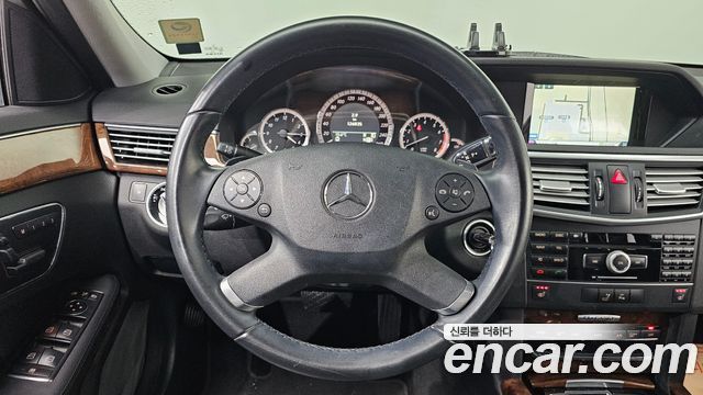 Mercedes-Benz E-Class 2011 — photo 16