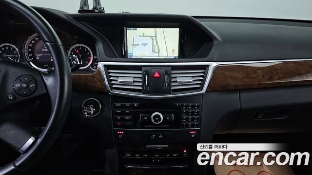 Mercedes-Benz E-Class 2011 — photo 17