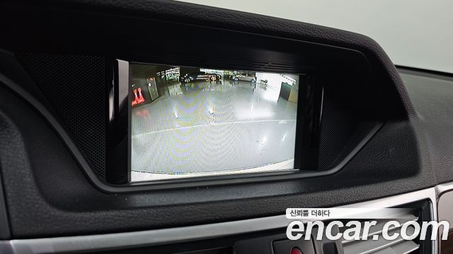 Mercedes-Benz E-Class 2011 — photo 18