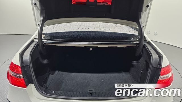 Mercedes-Benz E-Class 2011 — photo 20