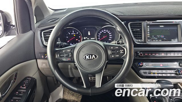 Kia Canival 2017 — photo 19