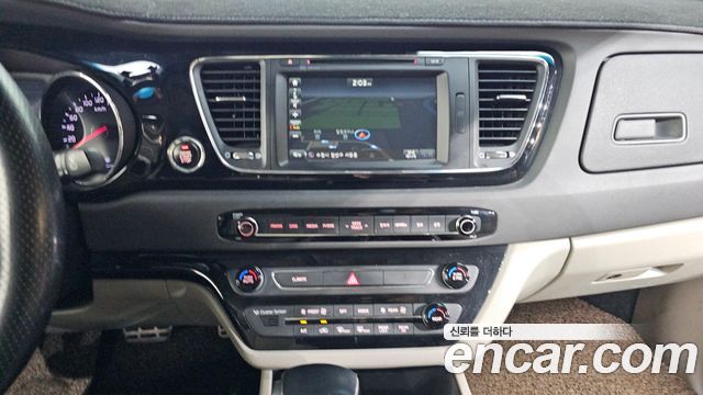 Kia Canival 2017 — photo 20