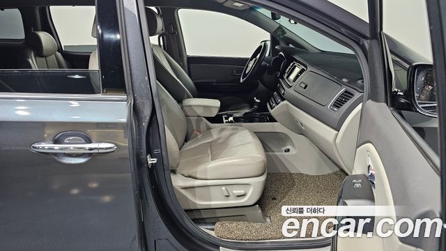 Kia Canival 2017 — photo 16