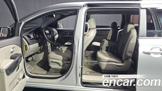 Kia Canival 2015 — photo 10