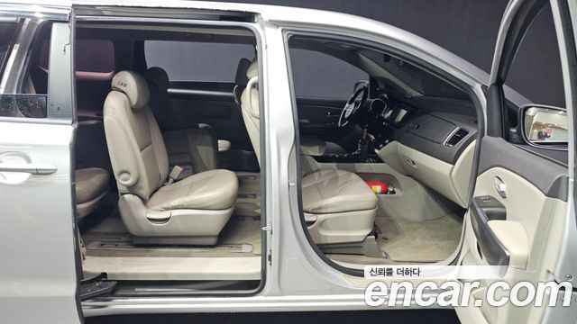 Kia Canival 2015 — photo 11