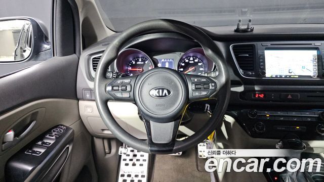 Kia Canival 2015 — photo 12
