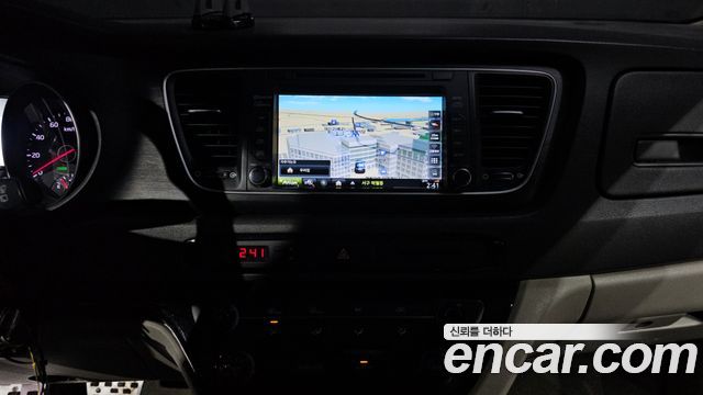 Kia Canival 2015 — photo 13