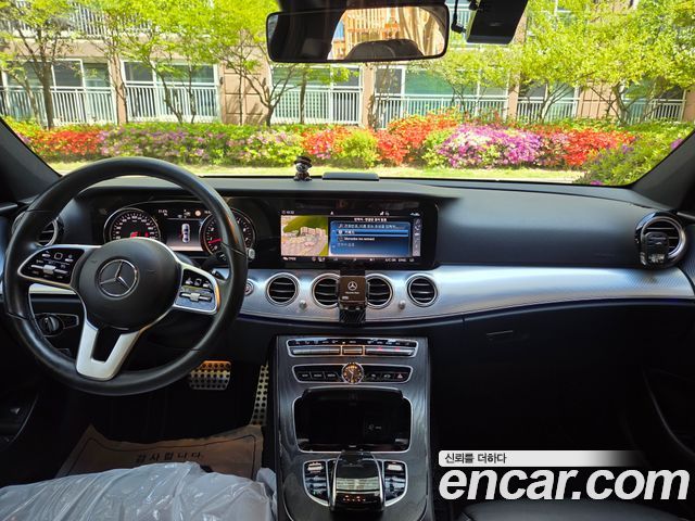 Mercedes-Benz E-Class 2020 — photo 11