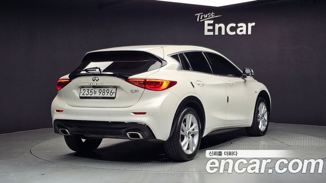Infiniti Q30 2019 — photo 2