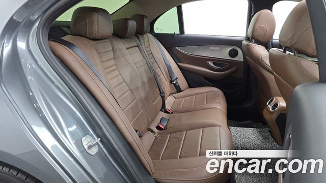 Mercedes-Benz E-Class 2018 — photo 17