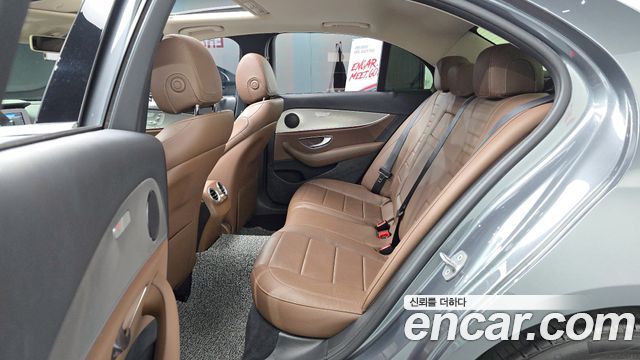 Mercedes-Benz E-Class 2018 — photo 18