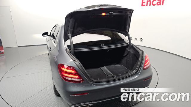 Mercedes-Benz E-Class 2018 — photo 26