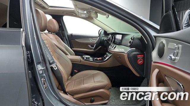 Mercedes-Benz E-Class 2018 — photo 16