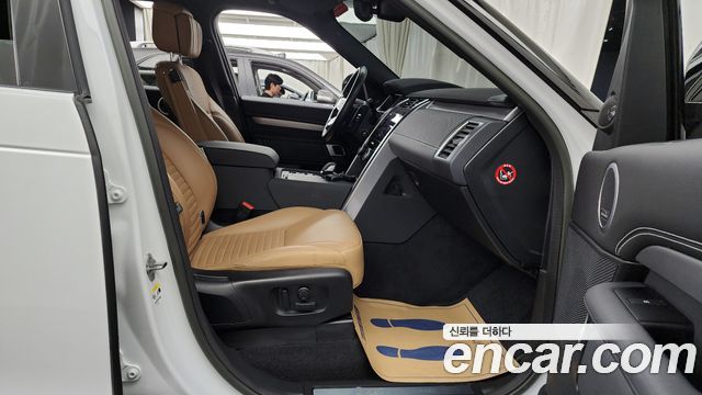 Land Rover Discovery 2023 — photo 17