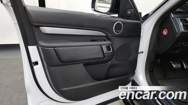Land Rover Discovery 2023 — photo 14