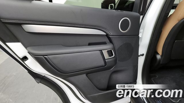 Land Rover Discovery 2023 — photo 15