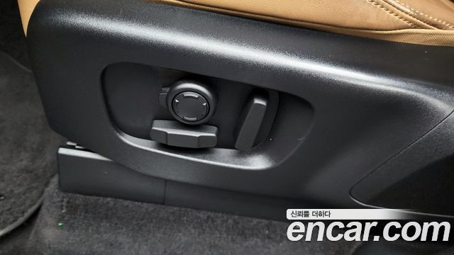 Land Rover Discovery 2023 — photo 31