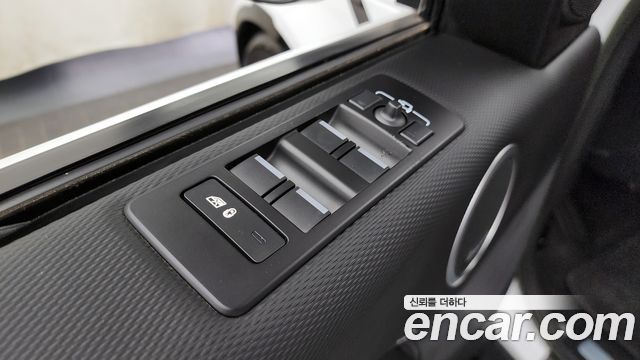 Land Rover Discovery 2023 — photo 35