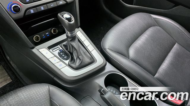 Hyundai AVANTE 2017 — photo 9