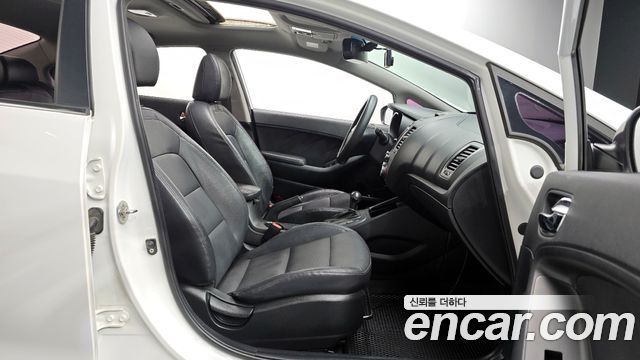 Kia K3 2015 — photo 16