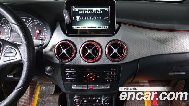 Mercedes-Benz B-Class 2018 — photo 12