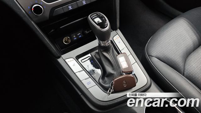 Hyundai AVANTE 2018 — photo 12