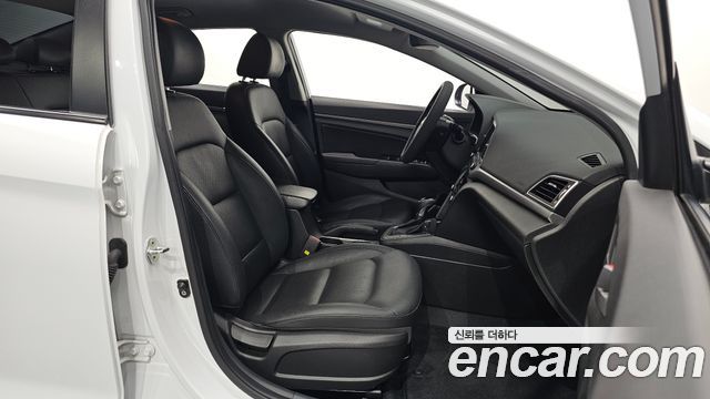 Hyundai AVANTE 2018 — photo 13