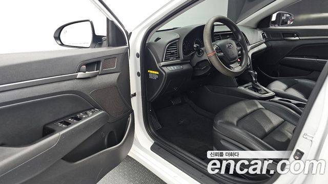 Hyundai AVANTE 2018 — photo 17