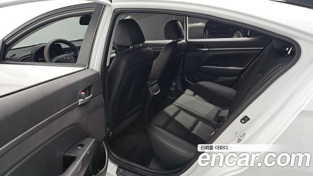 Hyundai AVANTE 2018 — photo 18