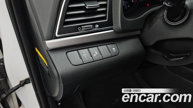 Hyundai AVANTE 2018 — photo 24