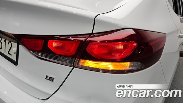 Hyundai AVANTE 2018 — photo 9