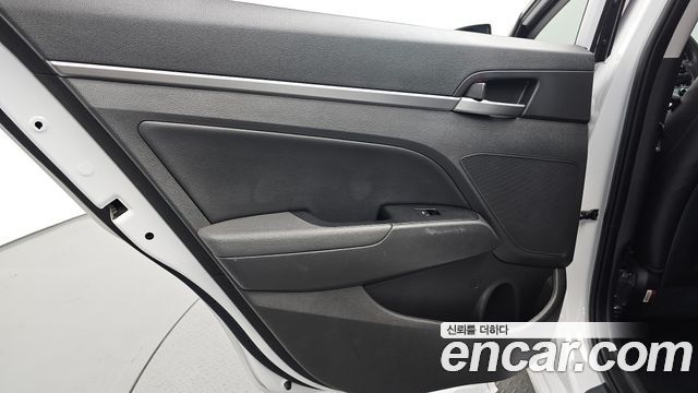 Hyundai AVANTE 2018 — photo 15