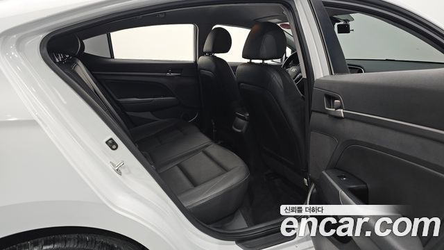Hyundai AVANTE 2018 — photo 16