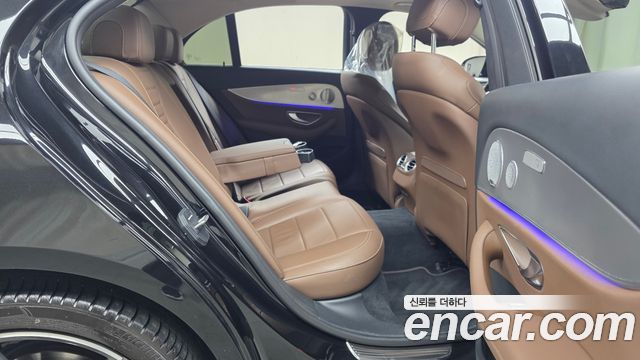 Mercedes-Benz E-Class 2020 — photo 18