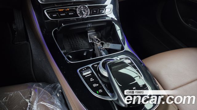 Mercedes-Benz E-Class 2020 — photo 30