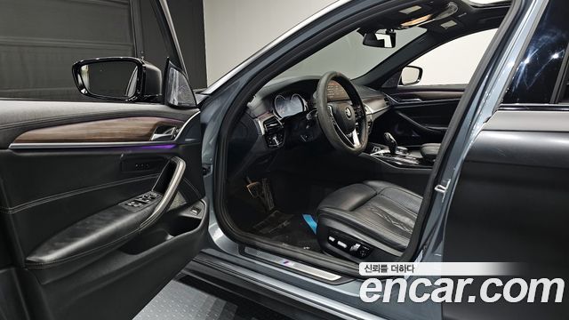 BMW 5-Series 2018 — photo 10