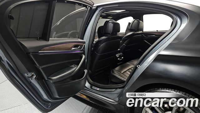 BMW 5-Series 2018 — photo 12