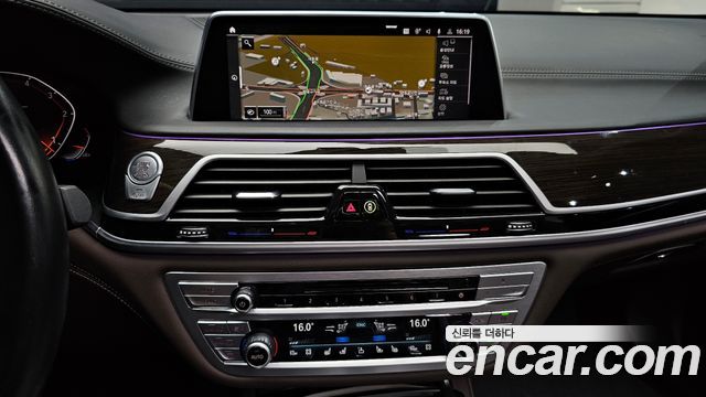 BMW 7-Series 2020 — photo 19