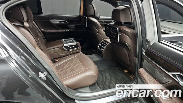 BMW 7-Series 2020 — photo 16