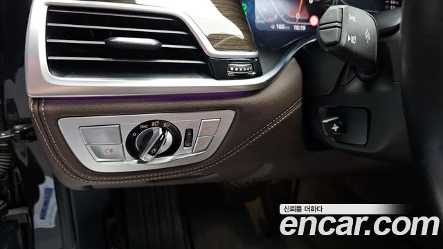 BMW 7-Series 2020 — photo 28