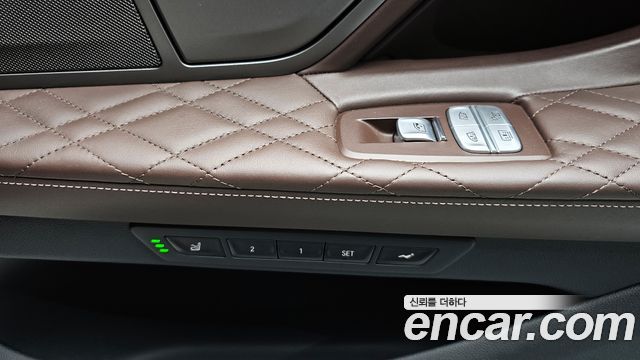 BMW 7-Series 2020 — photo 29