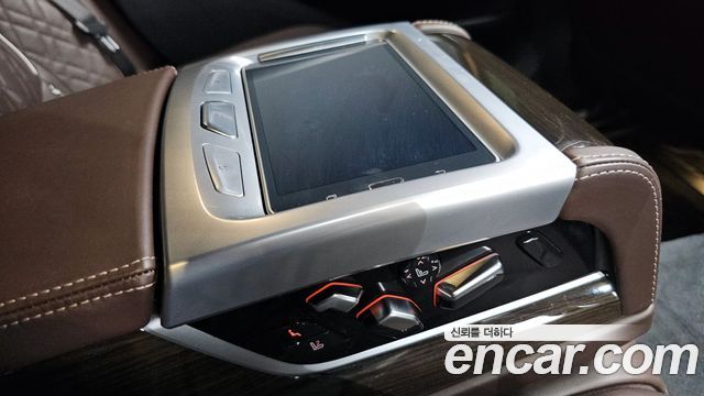 BMW 7-Series 2020 — photo 31