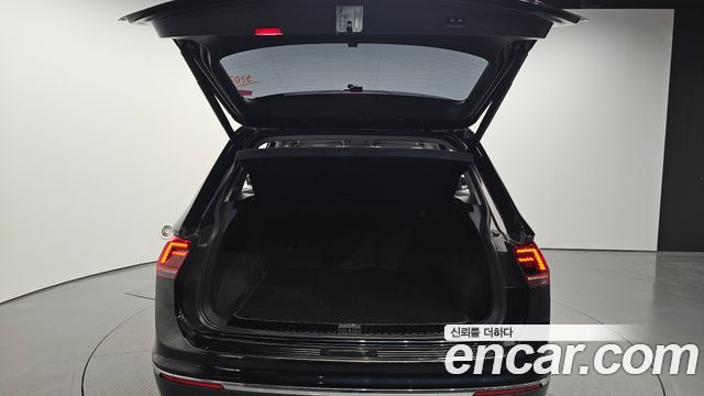 Volkswagen Tiguan 2018 — photo 20