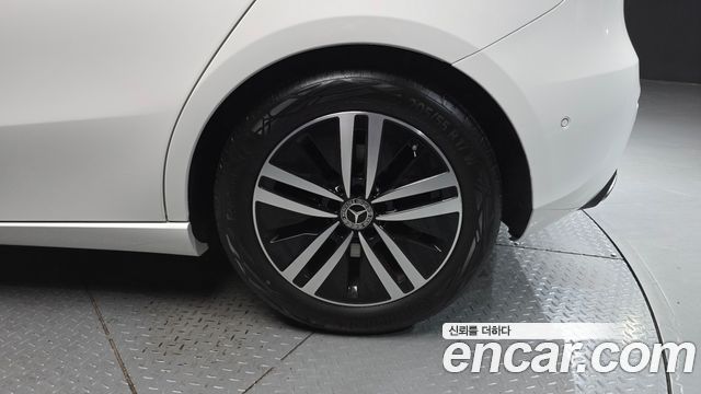 Mercedes-Benz A-Class 2022 — photo 7