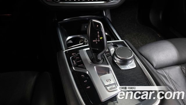 BMW 7-Series 2018 — photo 9