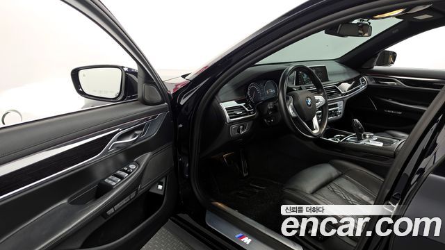 BMW 7-Series 2018 — photo 10