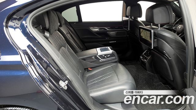 BMW 7-Series 2018 — photo 11