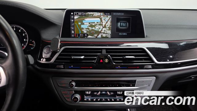 BMW 7-Series 2018 — photo 13