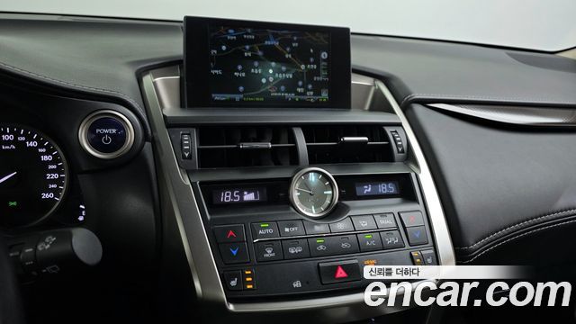 Lexus NX 2017 — photo 14